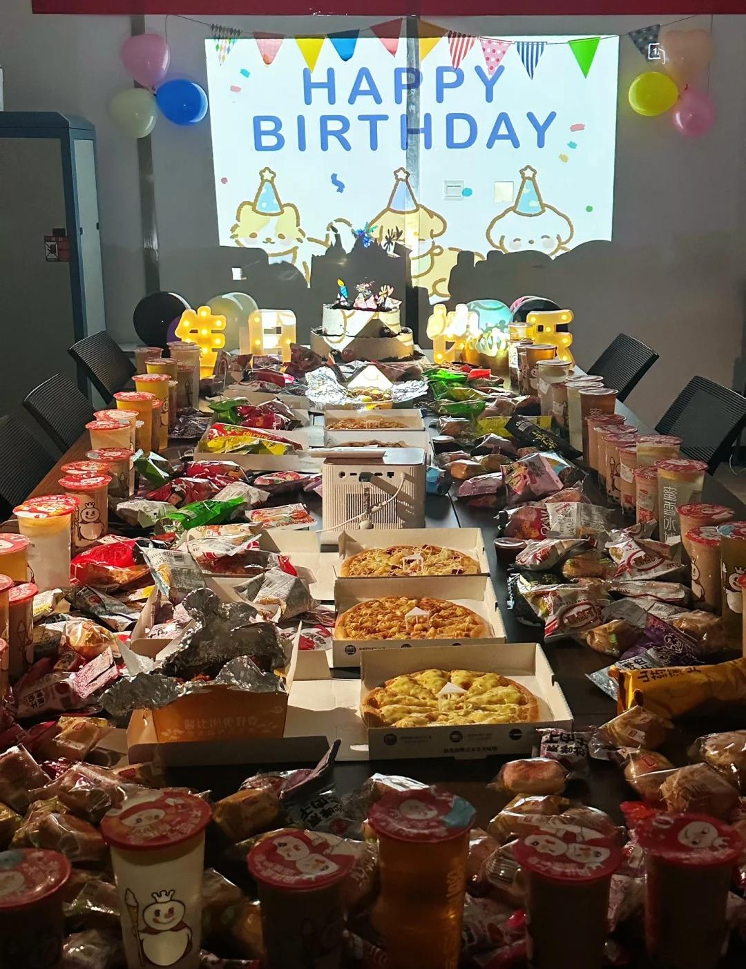 नोभेम्बर कर्मचारी जन्मदिनको पार्टी